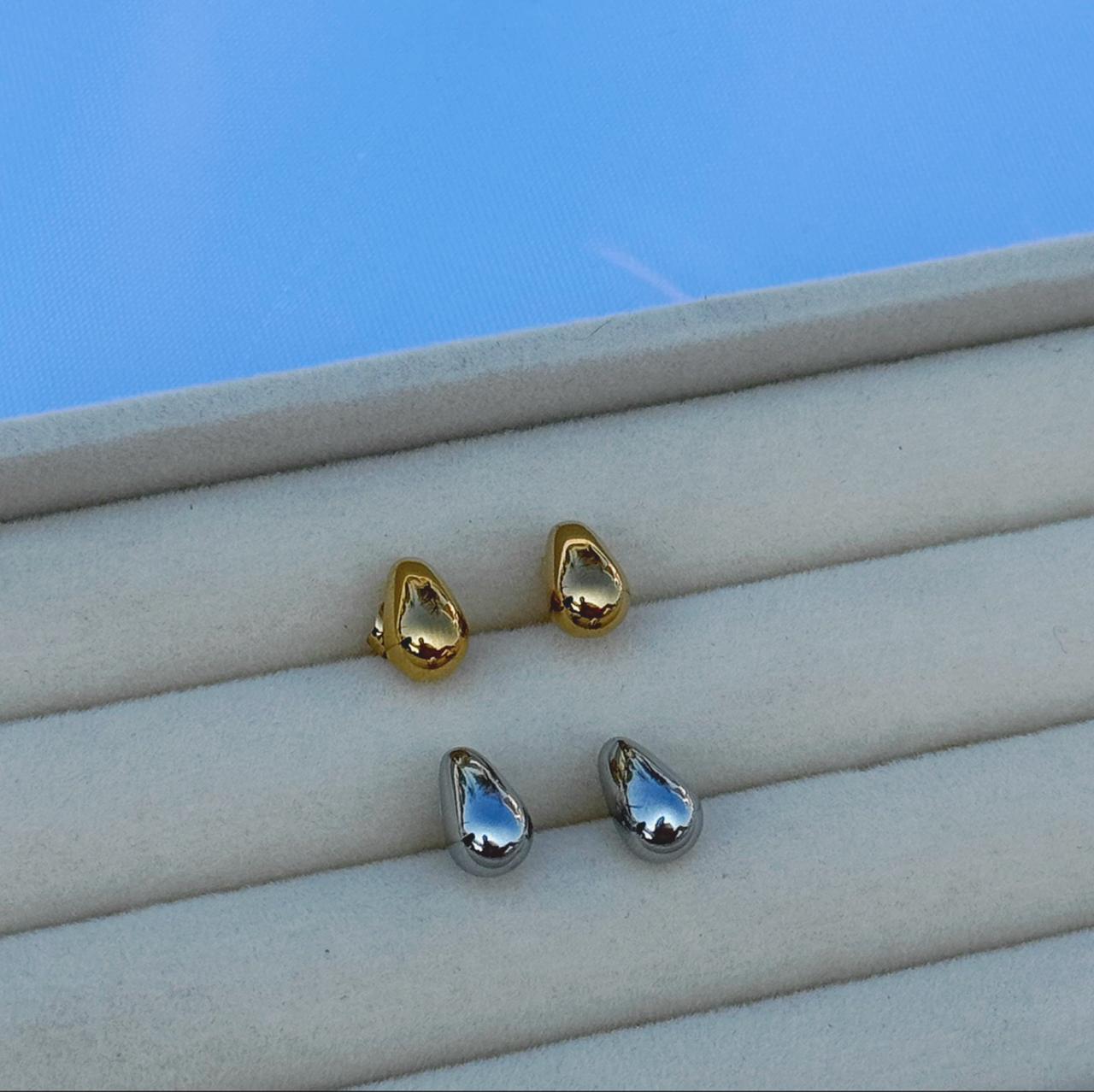 VELA STUDS